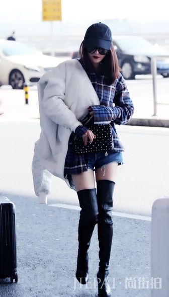 ValentinoMini-Yang-Beijing-International-Airport-Rockstud-Spike-17-Oct-2016-medium-Size_img_885_590