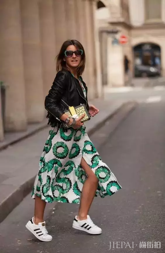 欧美街拍 皮衣和连衣裙这样搭起来才好看