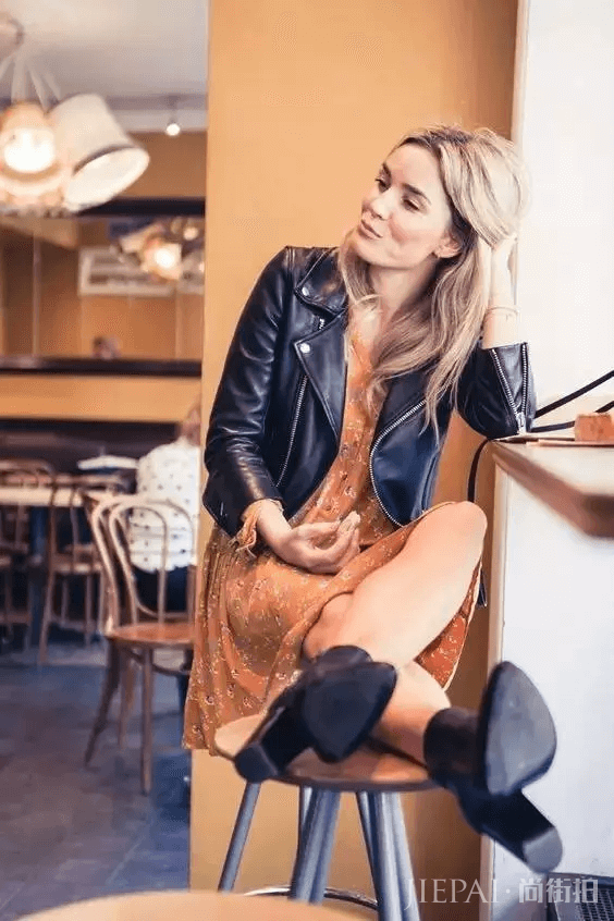 欧美街拍 皮衣和连衣裙这样搭起来才好看