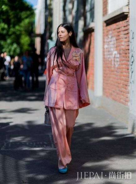 全身粉红过圣诞！你不能错过的4大粉色穿搭术