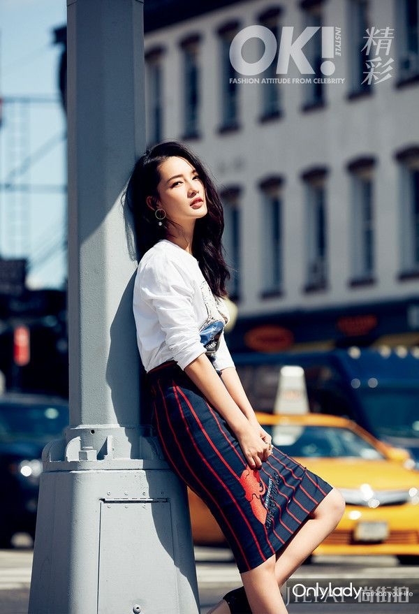 李沁登《OK！精彩》第114期封面，明艳惹眼漫步街头