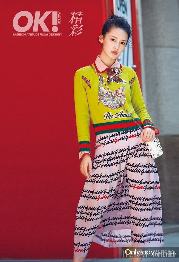 李沁登《OK！精彩》第114期封面，明艳惹眼漫步街头
