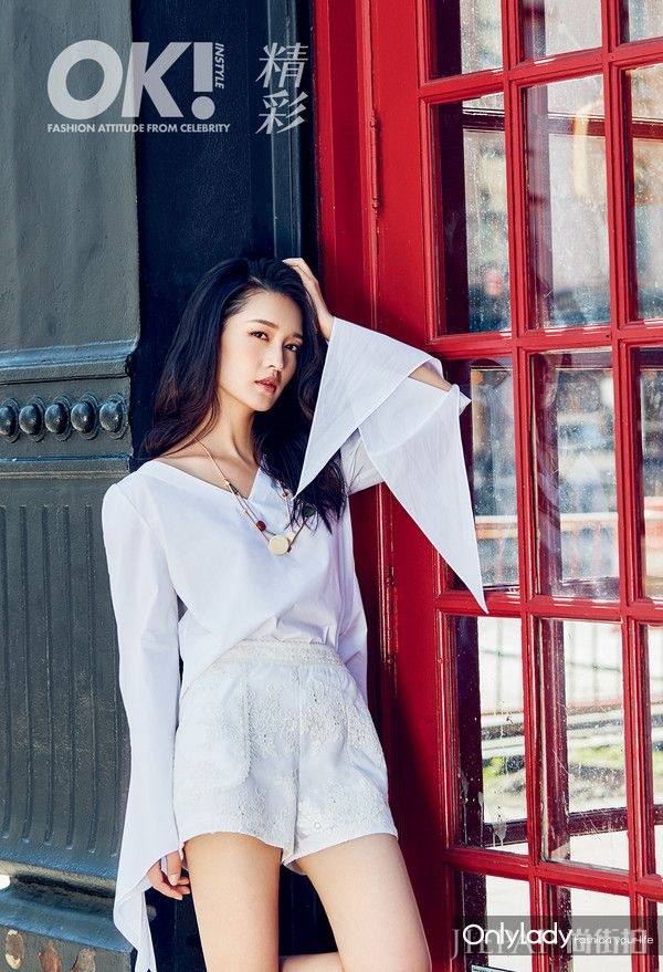 李沁登《OK！精彩》第114期封面，明艳惹眼漫步街头