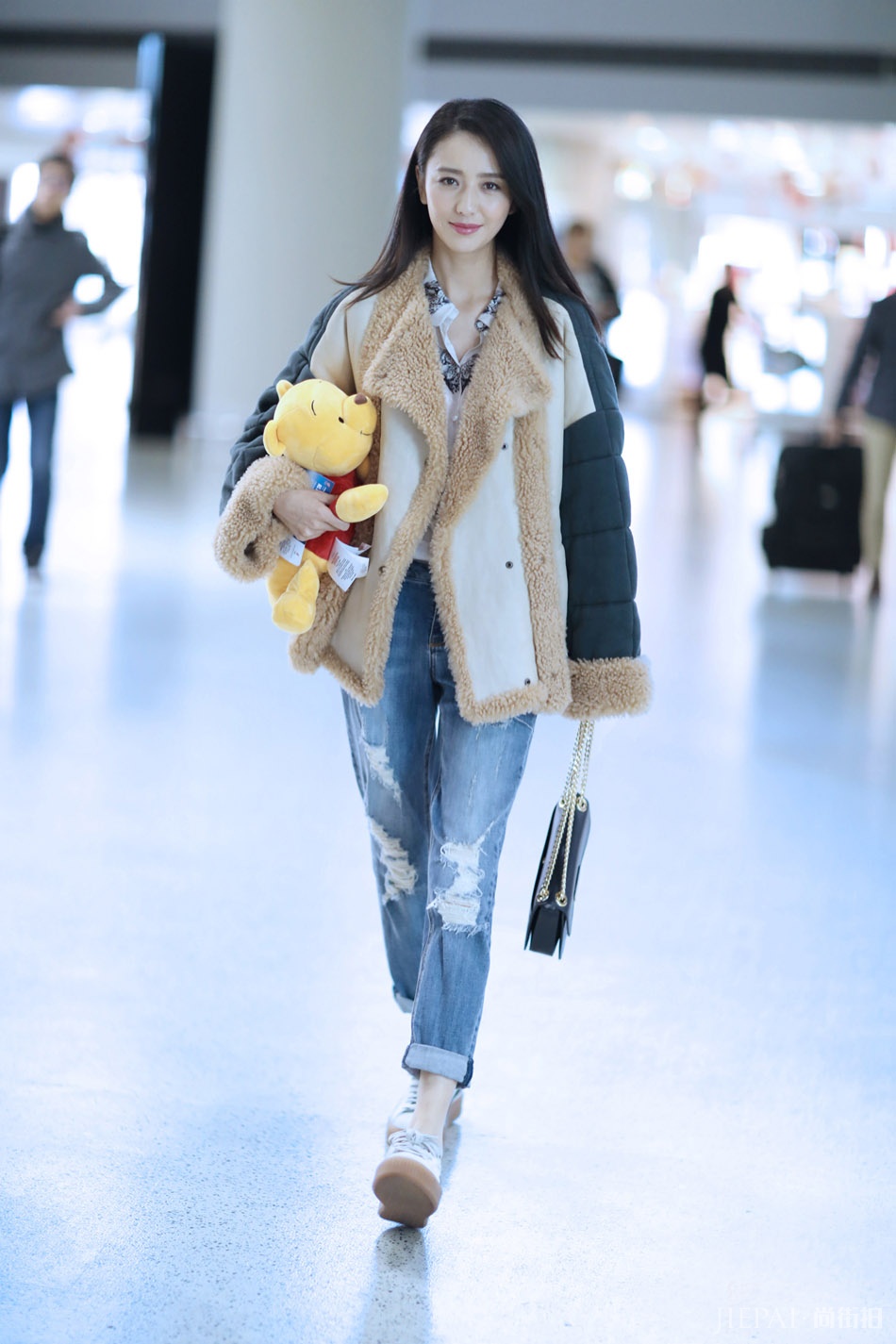 佟丽娅现身机场 怀抱“萌熊”童心未泯