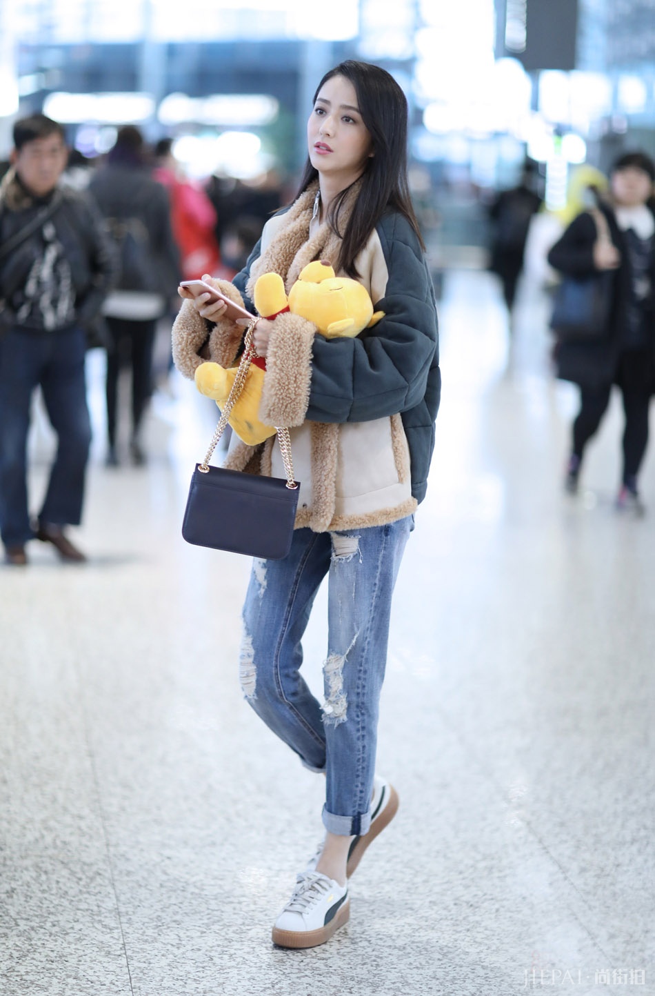 佟丽娅现身机场 怀抱“萌熊”童心未泯