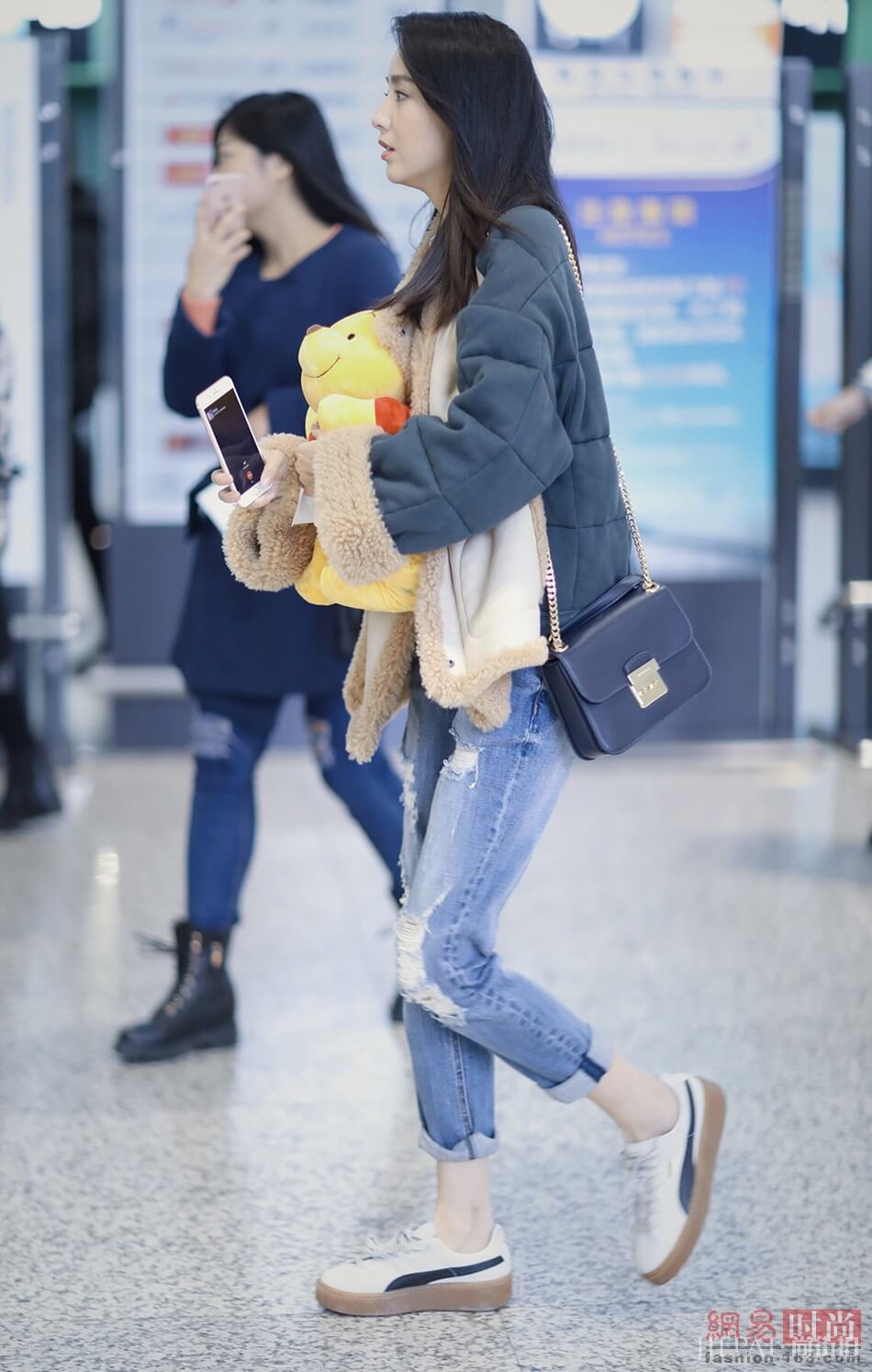 佟丽娅现身机场 怀抱“萌熊”童心未泯
