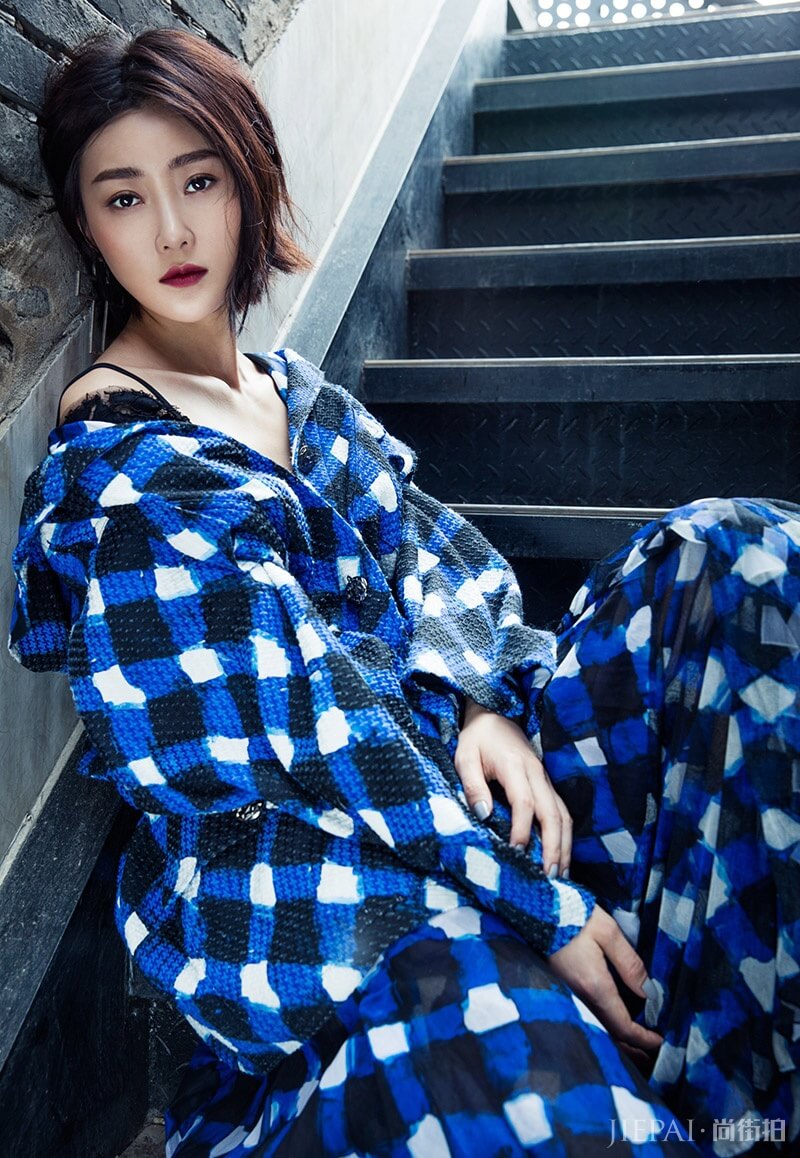 陈漫掌镜林鹏性感大片 翘臀美背性感撩人