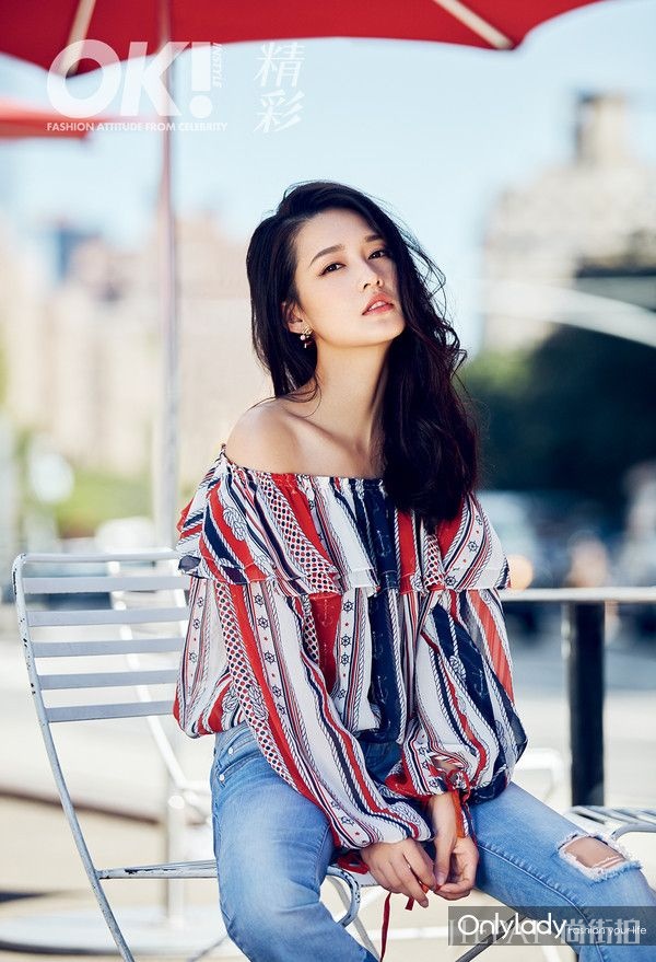 李沁登《OK！精彩》第114期封面，明艳惹眼漫步街头