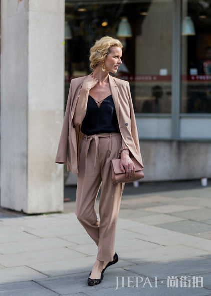 谁说冬装就不能显高!看欧美街拍学拉长比例视觉配搭