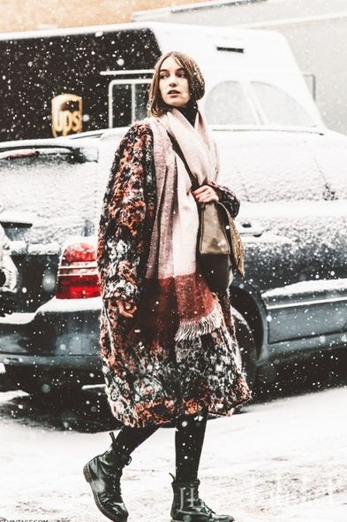 欧美街拍 冬天一件大褛不暖？那就穿两件吧！