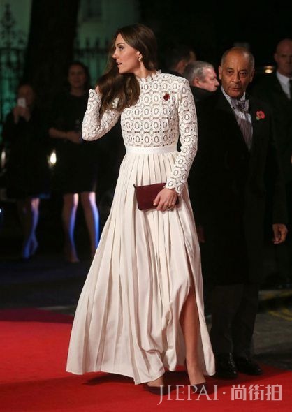 Kate middleton clutch, Kate Middleton手提包, 皇室禮儀, 凱特王妃配搭, Kate middleton配搭 揭露皇室礼仪秘密:为何Kate Middleton总是拿着手提包?