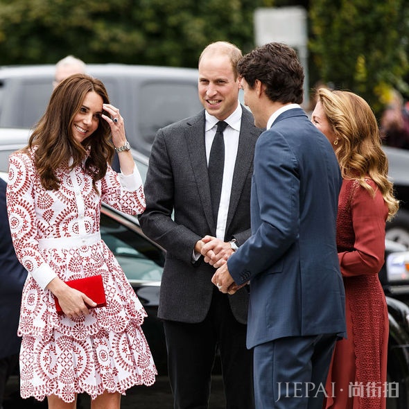 Kate middleton clutch, Kate Middleton手提包, 皇室禮儀, 凱特王妃配搭, Kate middleton配搭 揭露皇室礼仪秘密:为何Kate Middleton总是拿着手提包?