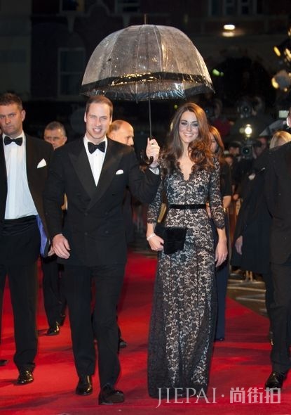 Kate middleton clutch, Kate Middleton手提包, 皇室禮儀, 凱特王妃配搭, Kate middleton配搭 揭露皇室礼仪秘密:为何Kate Middleton总是拿着手提包?