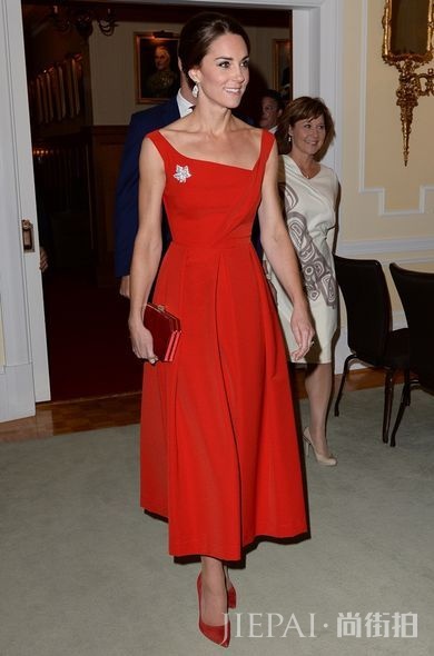 Kate middleton clutch, Kate Middleton手提包, 皇室禮儀, 凱特王妃配搭, Kate middleton配搭 揭露皇室礼仪秘密:为何Kate Middleton总是拿着手提包?