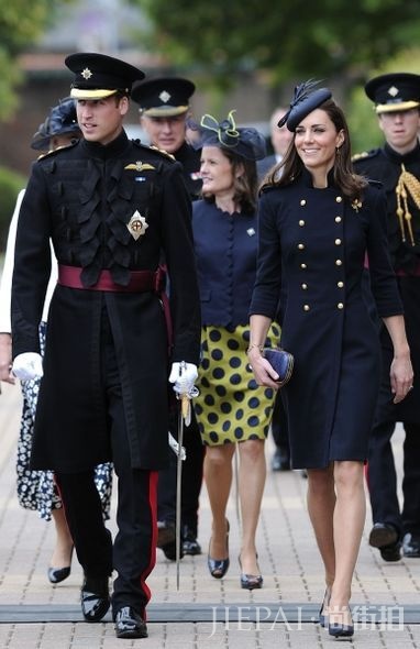 Kate middleton clutch, Kate Middleton手提包, 皇室禮儀, 凱特王妃配搭, Kate middleton配搭 揭露皇室礼仪秘密:为何Kate Middleton总是拿着手提包?