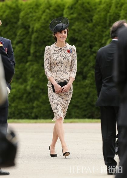 Kate middleton clutch, Kate Middleton手提包, 皇室禮儀, 凱特王妃配搭, Kate middleton配搭 揭露皇室礼仪秘密:为何Kate Middleton总是拿着手提包?