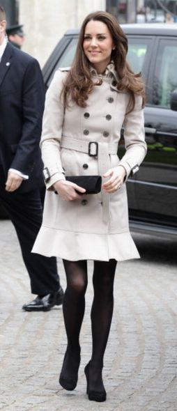 Kate middleton clutch, Kate Middleton手提包, 皇室禮儀, 凱特王妃配搭, Kate middleton配搭 揭露皇室礼仪秘密:为何Kate Middleton总是拿着手提包?