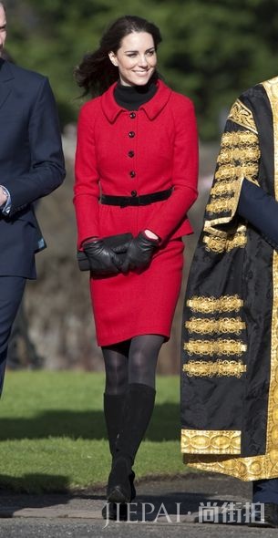 Kate middleton clutch, Kate Middleton手提包, 皇室禮儀, 凱特王妃配搭, Kate middleton配搭 揭露皇室礼仪秘密:为何Kate Middleton总是拿着手提包?