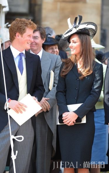 Kate middleton clutch, Kate Middleton手提包, 皇室禮儀, 凱特王妃配搭, Kate middleton配搭 揭露皇室礼仪秘密:为何Kate Middleton总是拿着手提包?