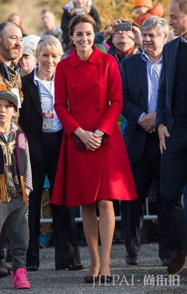 Kate middleton clutch, Kate Middleton手提包, 皇室禮儀, 凱特王妃配搭, Kate middleton配搭 揭露皇室礼仪秘密:为何Kate Middleton总是拿着手提包?