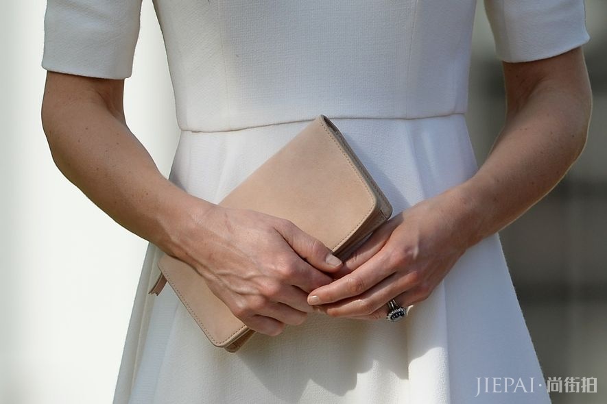 Kate middleton clutch, Kate Middleton手提包, 皇室禮儀, 凱特王妃配搭, Kate middleton配搭 揭露皇室礼仪秘密:为何Kate Middleton总是拿着手提包?