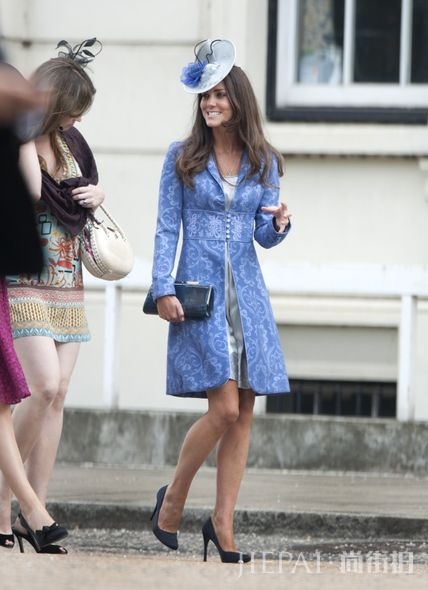 Kate middleton clutch, Kate Middleton手提包, 皇室禮儀, 凱特王妃配搭, Kate middleton配搭 揭露皇室礼仪秘密:为何Kate Middleton总是拿着手提包?