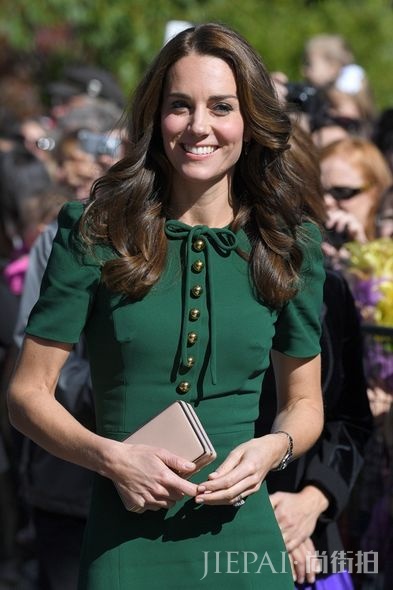 Kate middleton clutch, Kate Middleton手提包, 皇室禮儀, 凱特王妃配搭, Kate middleton配搭 揭露皇室礼仪秘密:为何Kate Middleton总是拿着手提包?