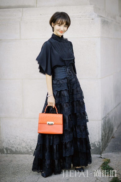 欧美街拍 看1件黑裙搞定性感、仙气、型格造型全拥有