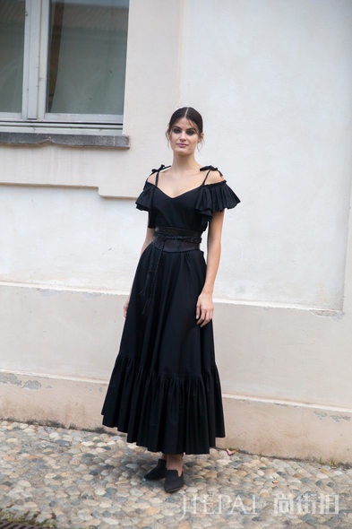 欧美街拍 看1件黑裙搞定性感、仙气、型格造型全拥有