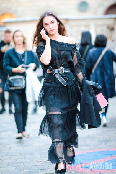 欧美街拍 看1件黑裙搞定性感、仙气、型格造型全拥有