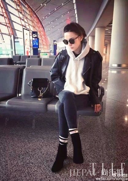 拥有最多手袋的超模？盘点刘雯365天的手袋款式