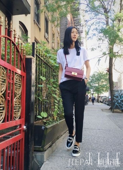 拥有最多手袋的超模？盘点刘雯365天的手袋款式