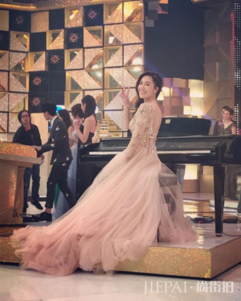 穿出女性妩媚！李施嬅工作和私下的时尚配搭