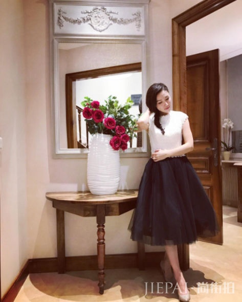 穿出女性妩媚！李施嬅工作和私下的时尚配搭