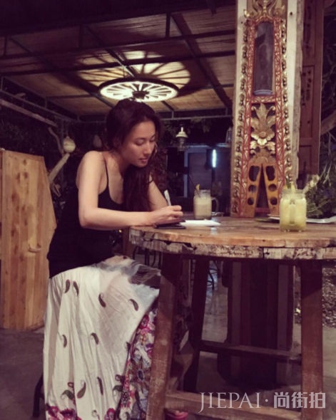 穿出女性妩媚！李施嬅工作和私下的时尚配搭