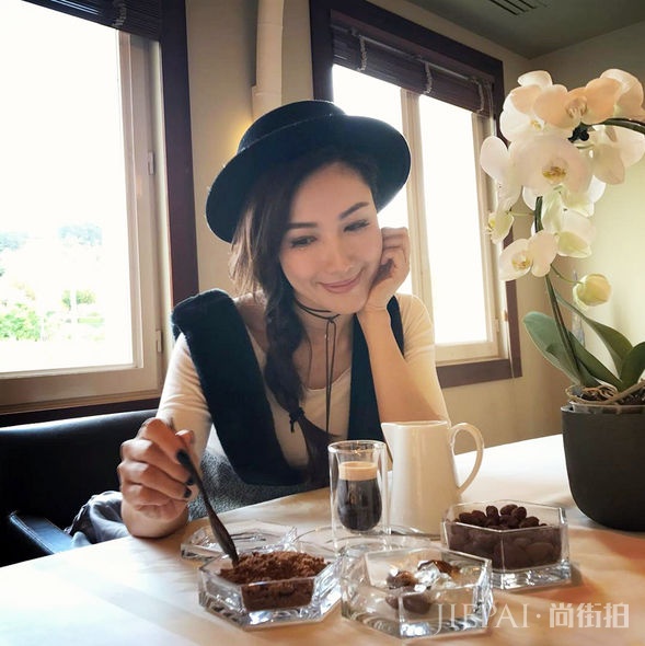 穿出女性妩媚！李施嬅工作和私下的时尚配搭