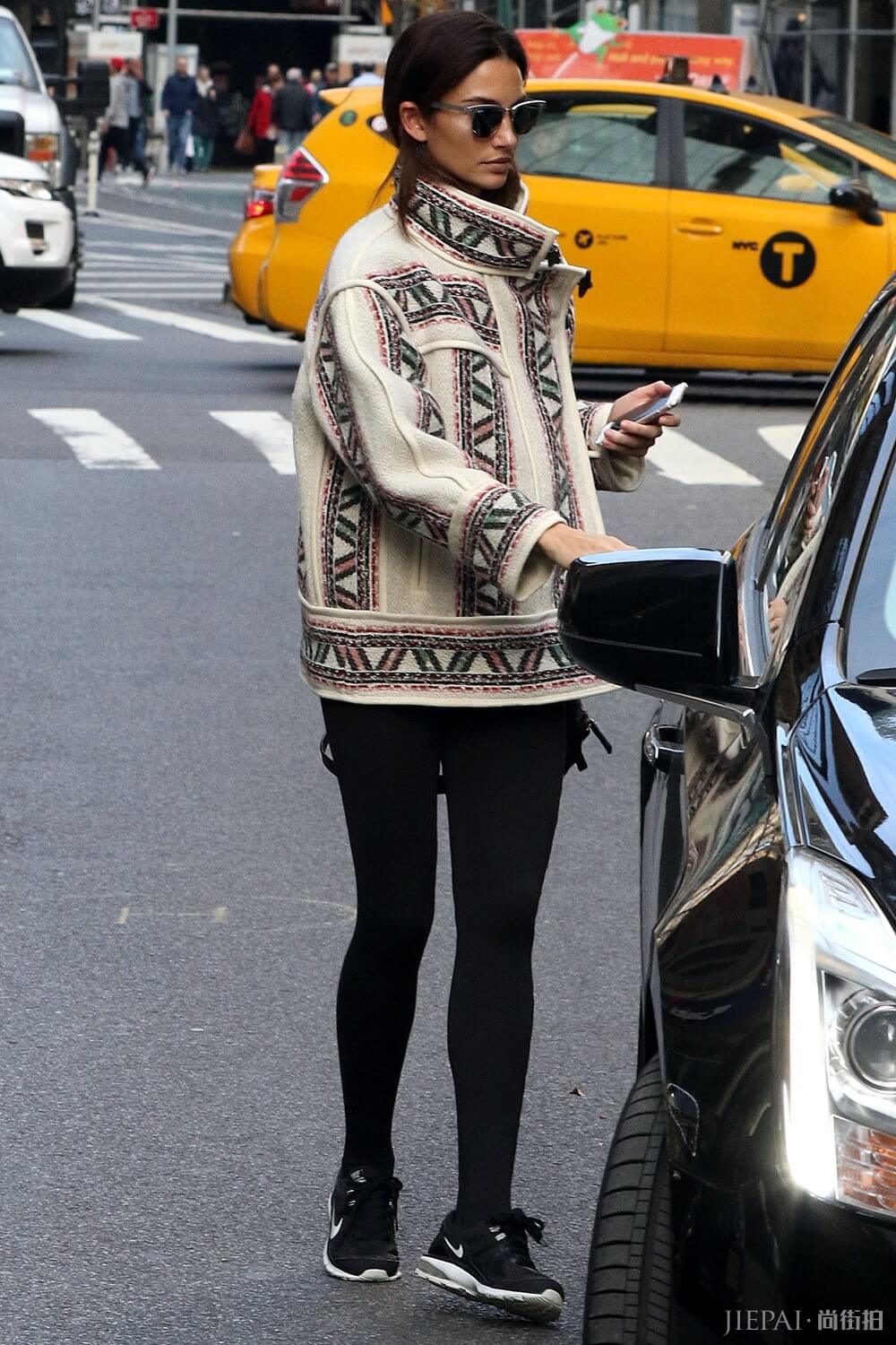 舒适时尚正当道:运动紧身裤即将取代牛仔裤,成为2017街拍流行趋势