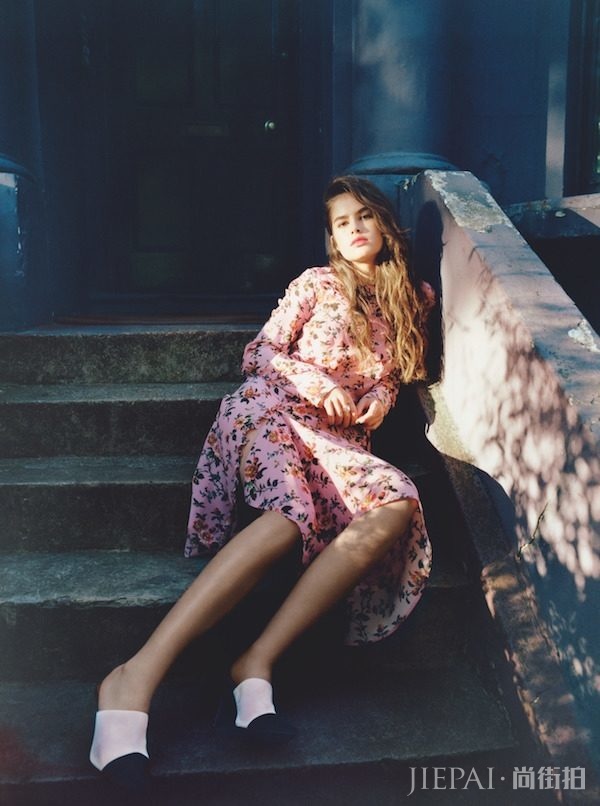 春意盎然的英伦情怀：Topshop 释出2017全新春夏平面广告