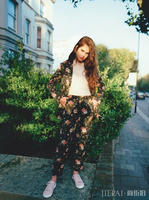 春意盎然的英伦情怀：Topshop 释出2017全新春夏平面广告