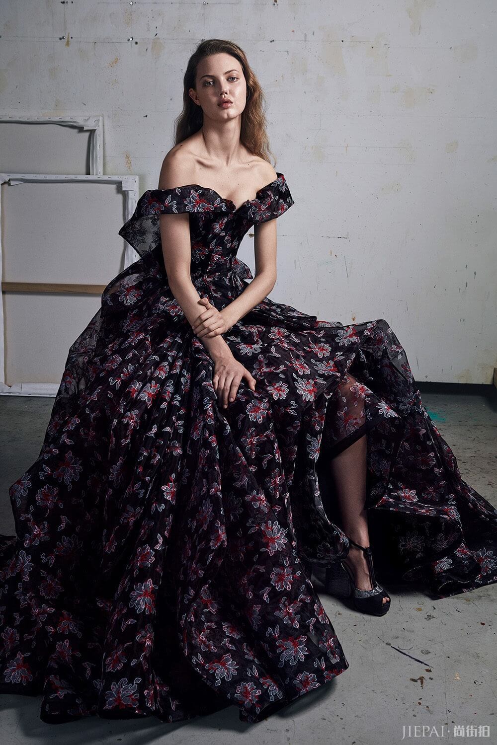 2017秋冬时装周系列报导:Zac Posen 摩登优雅的绝美工艺,超模云集同庆品牌15周年