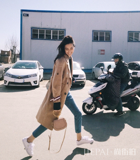 让人捉摸不透的季节里，看街拍学大衣搭配