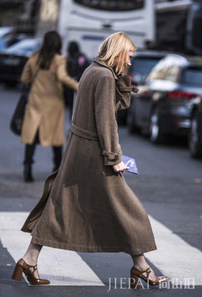 让人捉摸不透的季节里，看街拍学大衣搭配