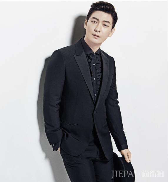 李泓良曝复古绅士写真  尽显熟男魅力