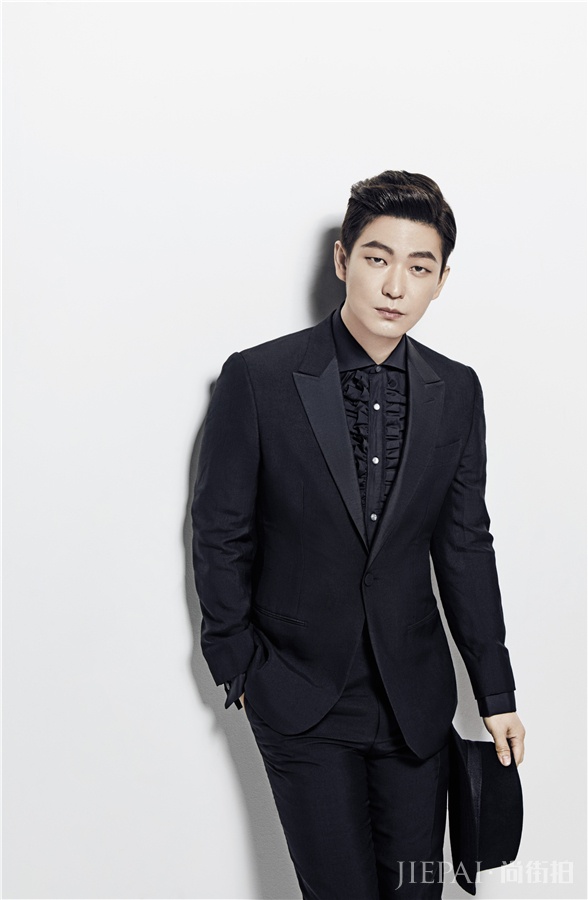 李泓良曝复古绅士写真  尽显熟男魅力