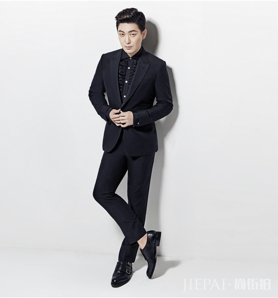 李泓良曝复古绅士写真  尽显熟男魅力