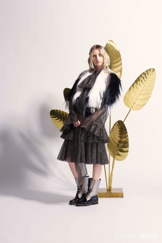 FASHION2017秋冬时尚周系列报导：Rodarte 以服装的诗意翻译《夏绿蒂的网》，晶莹露水细腻上身