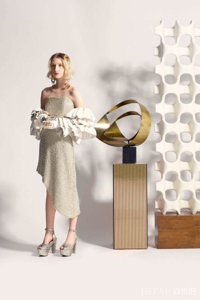 FASHION2017秋冬时尚周系列报导：Rodarte 以服装的诗意翻译《夏绿蒂的网》，晶莹露水细腻上身