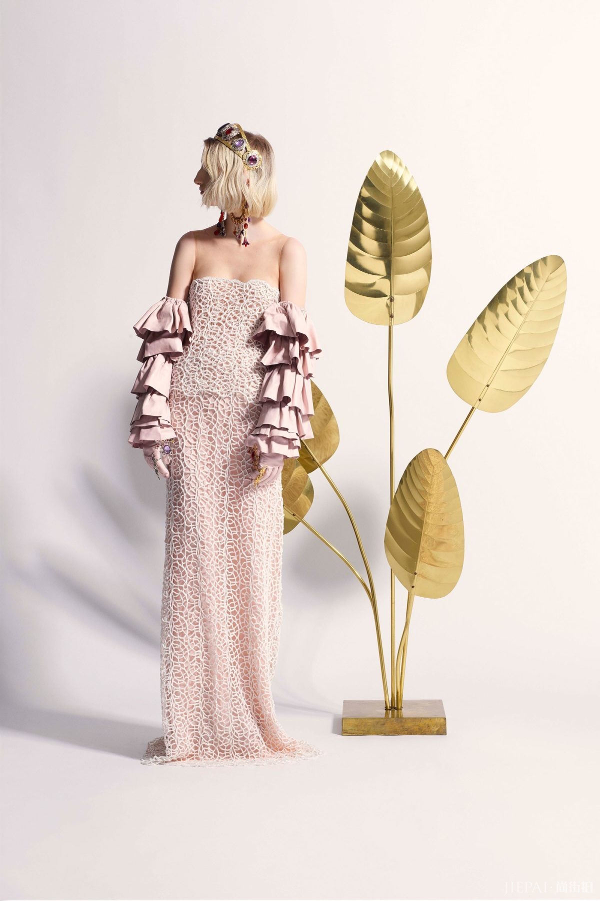 FASHION2017秋冬时尚周系列报导：Rodarte 以服装的诗意翻译《夏绿蒂的网》，晶莹露水细腻上身