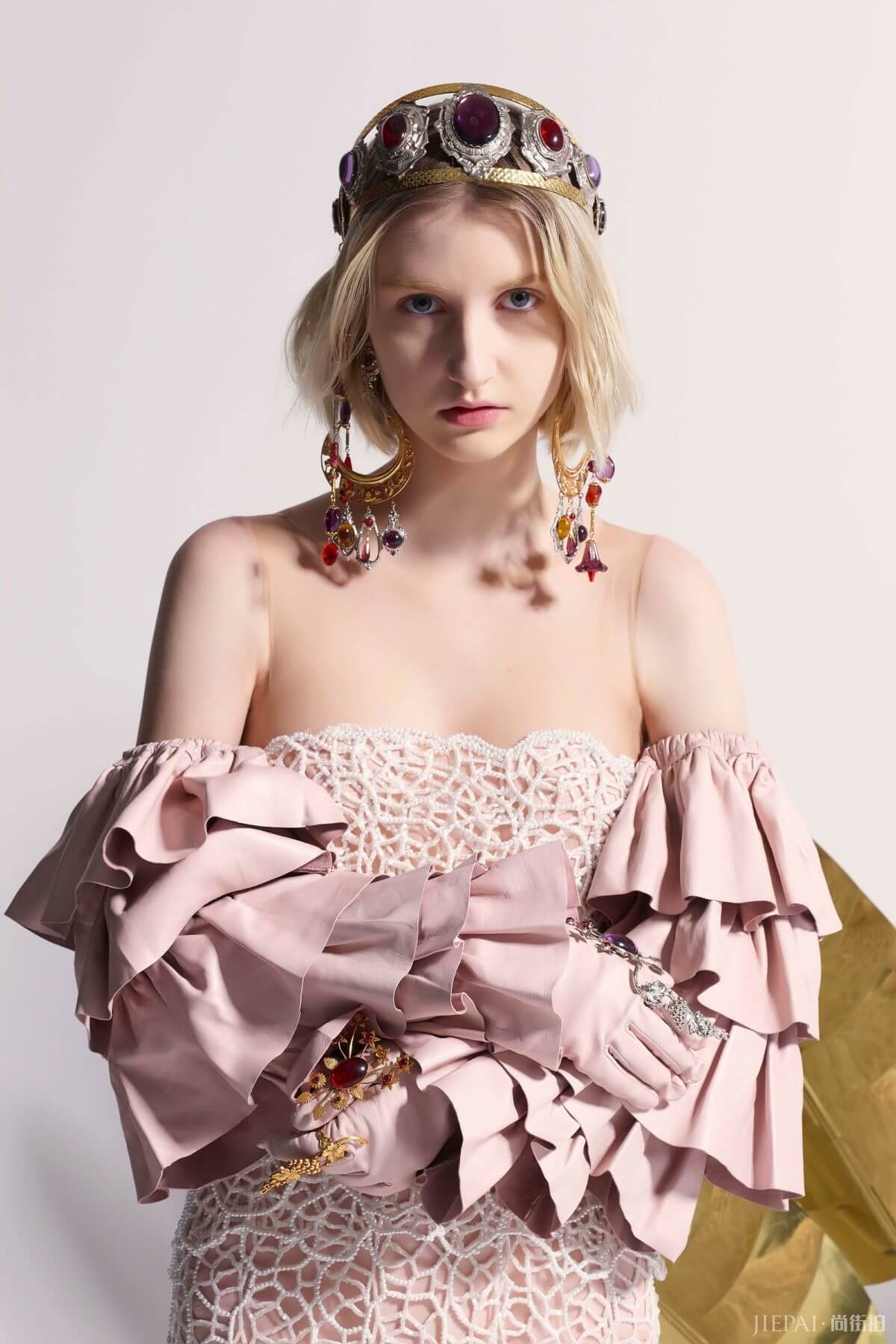 FASHION2017秋冬时尚周系列报导：Rodarte 以服装的诗意翻译《夏绿蒂的网》，晶莹露水细腻上身