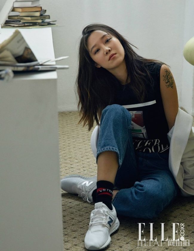 有「完售女王」美称的孔晓振加持，让女生跟著入手的下一波时髦单品-New Balance 247 球鞋